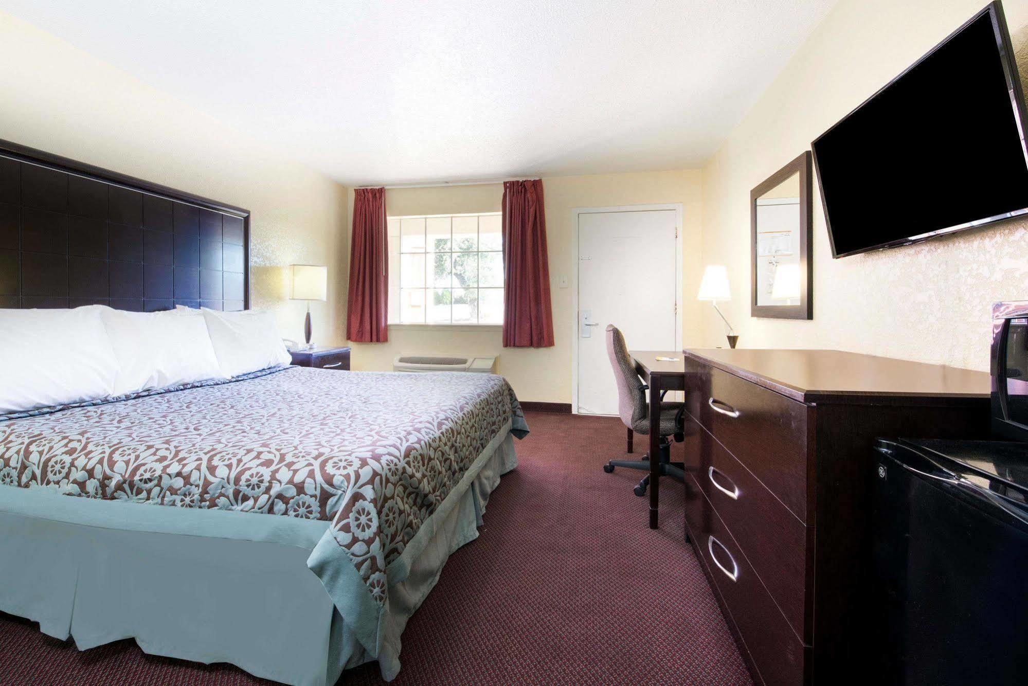 Days Inn By Wyndham Eastland Exteriör bild
