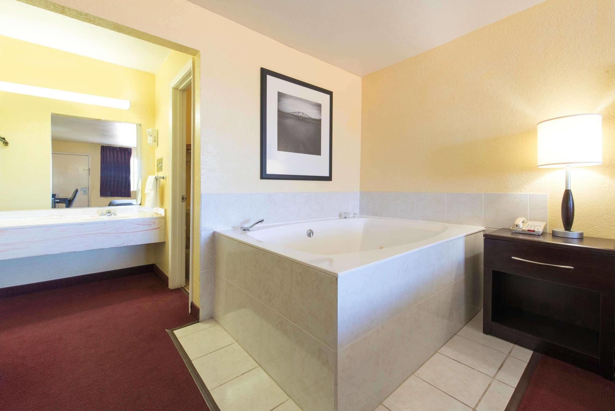 Days Inn By Wyndham Eastland Exteriör bild