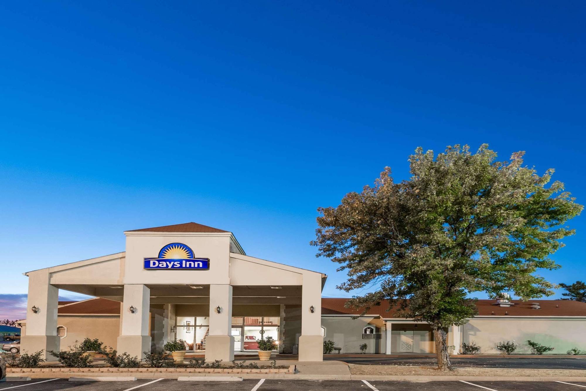 Days Inn By Wyndham Eastland Exteriör bild