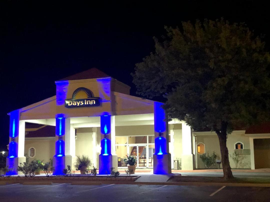 Days Inn By Wyndham Eastland Exteriör bild