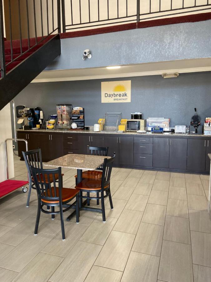 Days Inn By Wyndham Eastland Exteriör bild